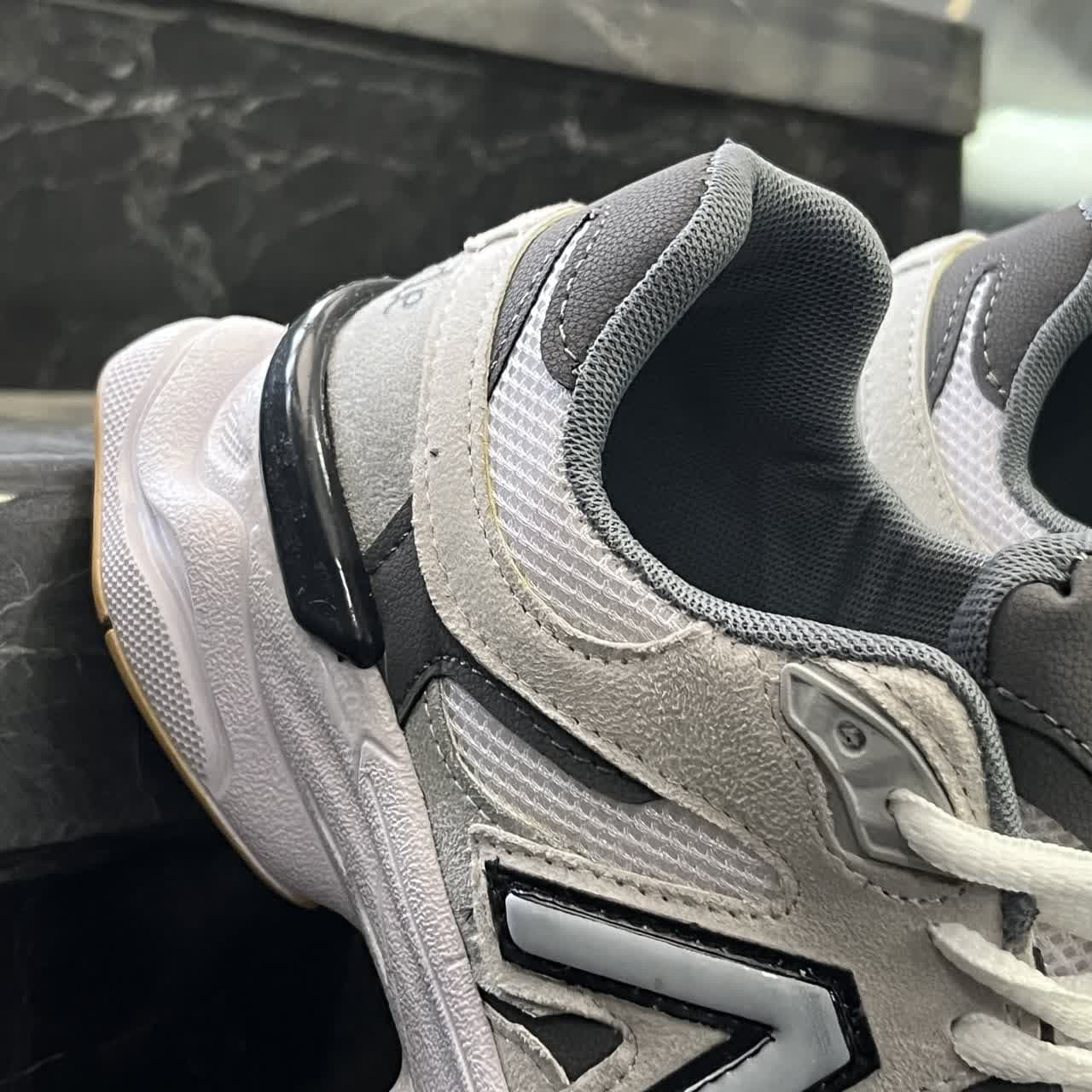کفش کتانی مردانه نیوبالانس 9060 سفید طوسی New Balance 9060